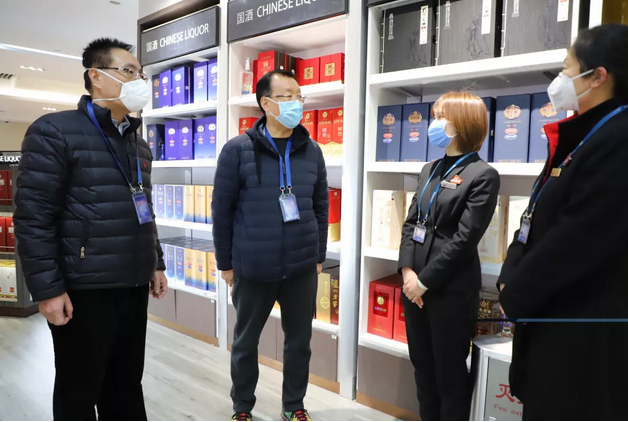 中國旅游集團副總經(jīng)理王斌一行到首都機場免稅店慰問并檢查疫情防控工作