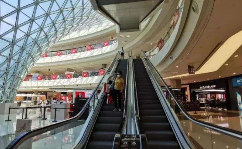 【中國(guó)免稅人在行動(dòng)?一線直擊篇】之十一：這家店恢復(fù)營(yíng)業(yè)，吸引超過(guò)1億人在線看直播！