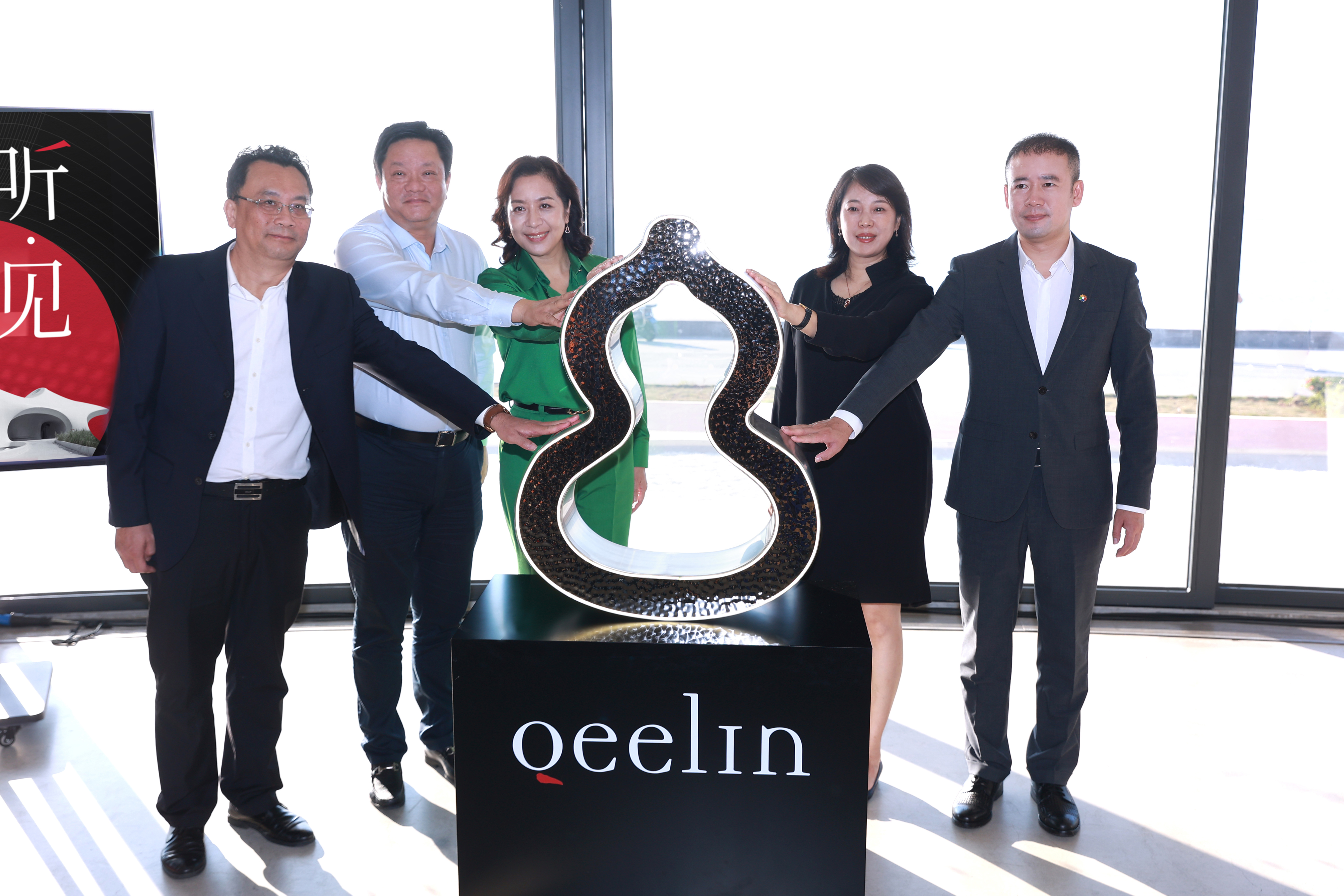 “聽(tīng)·見(jiàn)永恒的回響” cdf×Qeelin×云洞跨界主題展在海口云洞圖書館啟幕