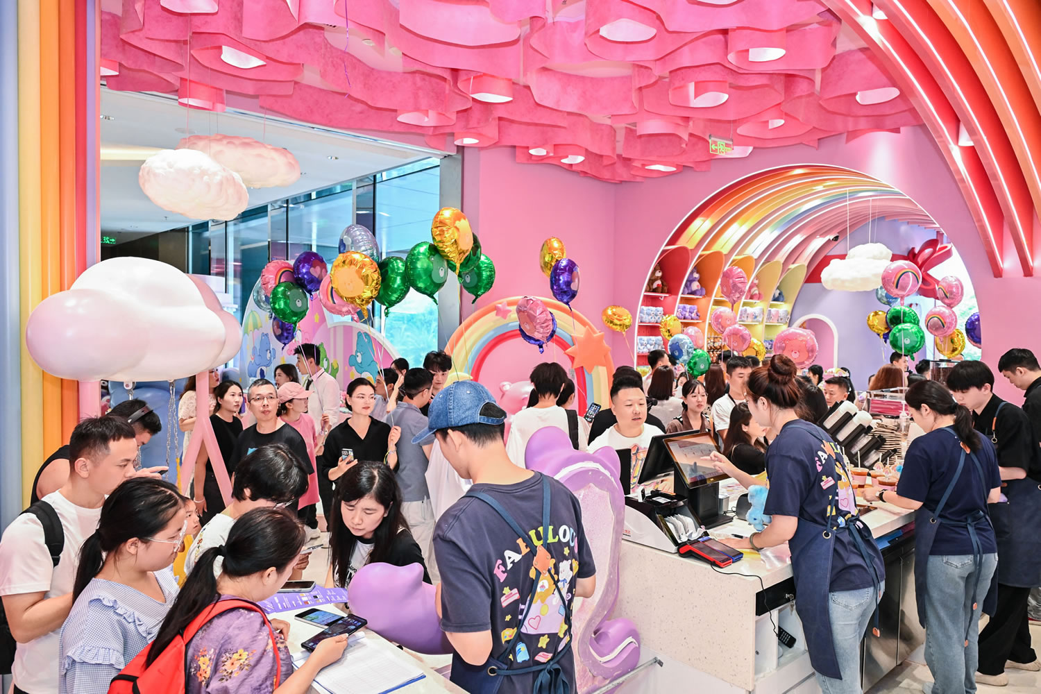 cdf三亞國(guó)際免稅城攜手Care Bears打造沉浸式消費(fèi)新場(chǎng)景 暑期親子游熱潮再升溫